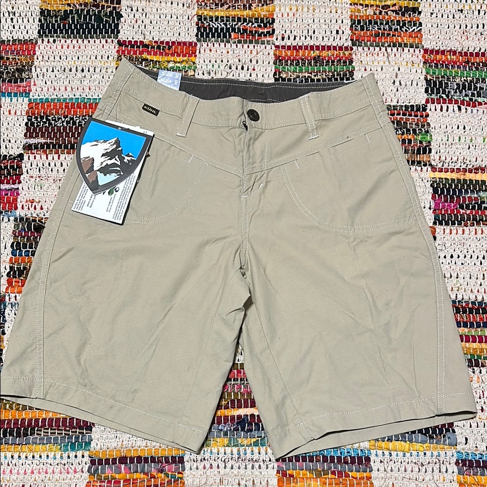 Woman’s beige kühl shorts